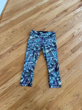 Lululemon capri leggings size 6 patterned